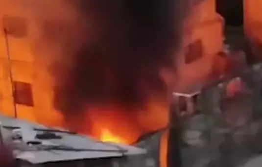 توفيت سيدة مع طفلتيها، فيما استطاعت الجدّة النجاة، جراء اندلاع حريق في منزلهما بحي الأزهري في مدينة اللاذقية، فجر اليوم 