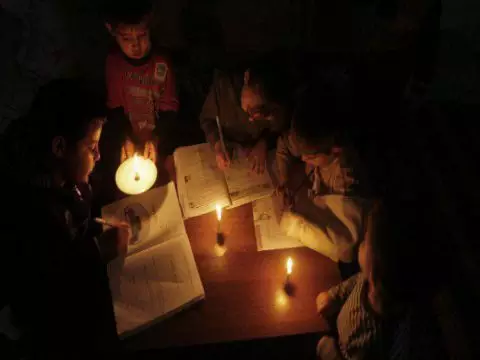 على أمل تحسن واقع الكهرباء… المواطن يغرق في عتمة ليالي الشتاء الطويلة 