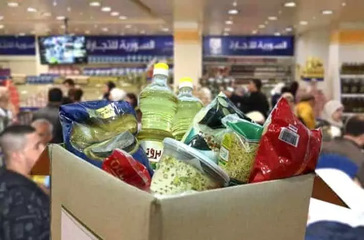اتفاق مع المنتجين لطرح موادهم ضمن الصالات الرئيسية بسعر التكلفة… مدير السورية للتجارة : سلل غذائية خاصة برمضان بأسعار منافسة. 